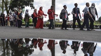Ratusan Tunanetra Rally Tongkat Sambut Kemerdekaan