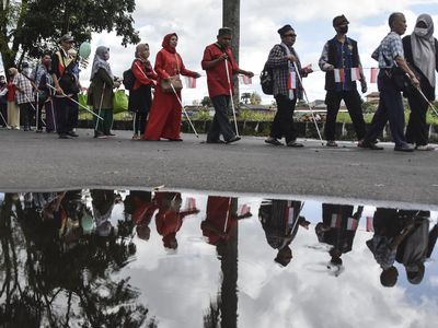 Ratusan Tunanetra Rally Tongkat Sambut Kemerdekaan
