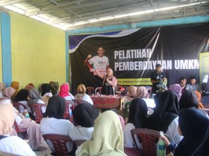 Relawan Sandi Uno Latih UMKM & Emak-Emak di Sampang Buat Sabun Mandi