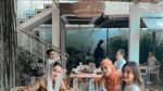 Gaya Riesca Rose yang Hobi Makan Bareng Teman di Restoran