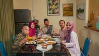 Momen makan bersama ini adalah salah satu adegan di sebuah sinetron yang pernah dibintanginya. Foto: Instagram @riesca_rose