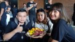 Gaya Riesca Rose yang Hobi Makan Bareng Teman di Restoran