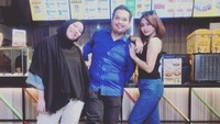 Selain itu, ada juga momennya saat mampir ke gerai makanan. Kali ini ia mampir di gerai kebab. Foto: Instagram @riesca_rose