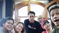 Duduk bersama teman-temannya untuk bersantai. Riesca Rose dan teman-temannya ditemani dengan camilan. Foto: Instagram @riesca_rose