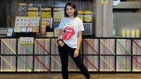 Tak kalah keren gayanya saat mampir ke gerai fast food ini. Terlihat ada aneka menu yang ditawarkan. Foto: Instagram @riesca_rose