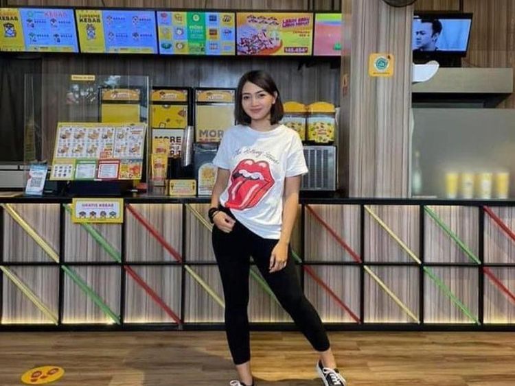 Gaya Riesca Rose yang Hobi Makan Bareng Teman di Restoran