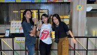Tak hanya sendiri, Riesca Rose ke gerai fast food tersebut bersama dua orang temannya. Foto: Instagram @riesca_rose