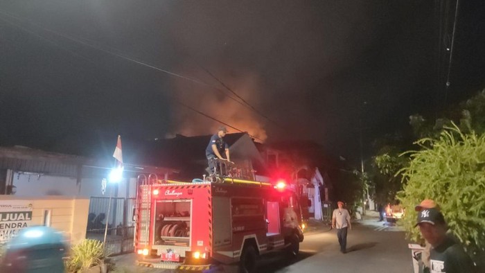 Rumah di Surabaya kebakaran