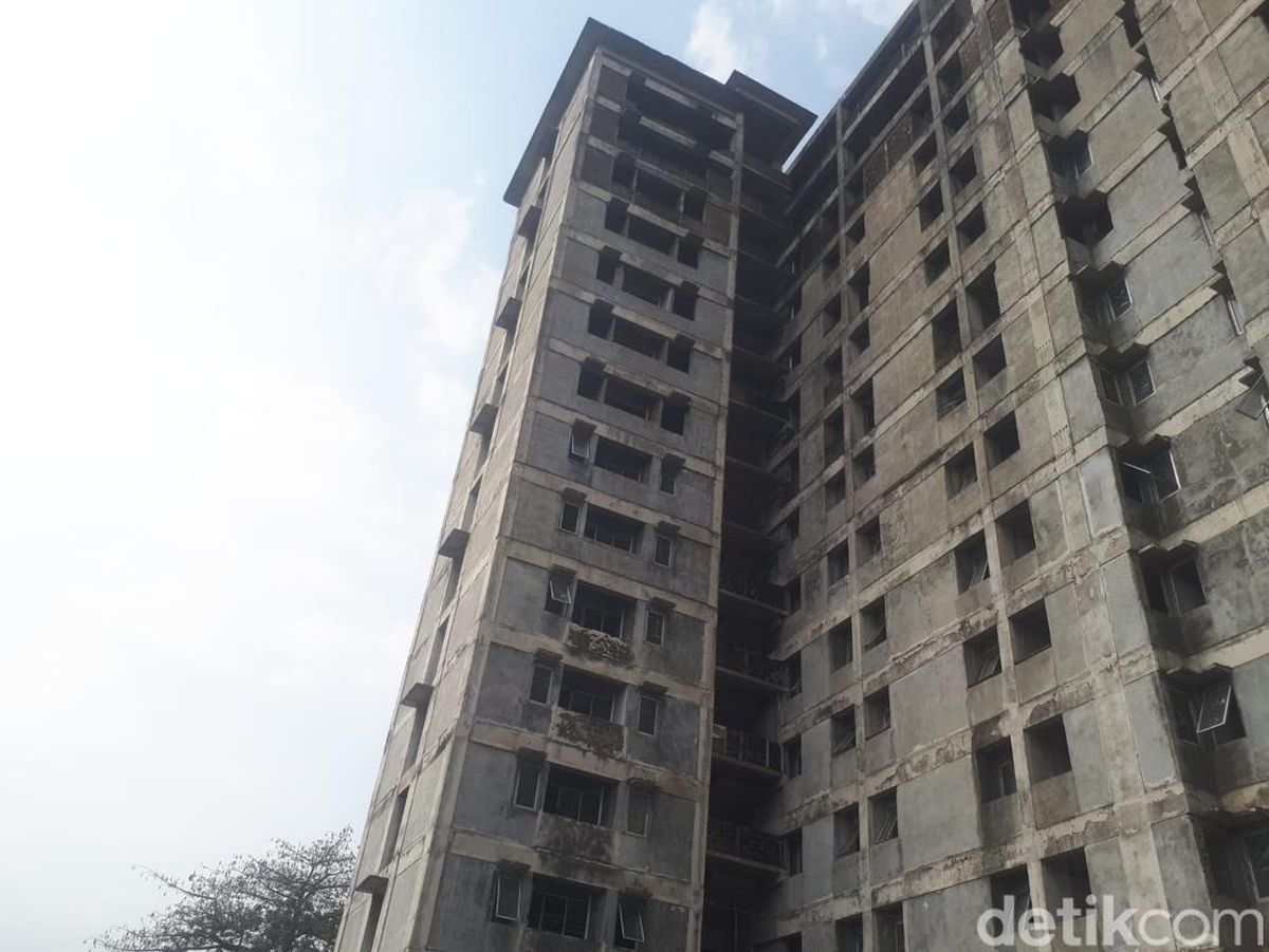 Rus bekasi stran-on bilan eshakdagi odamni taxminan sikadi.