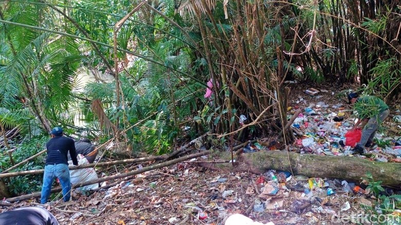 Sampah menggunung di Alas Purwo peninggalan pengunjung saat malam Suro Sampah.