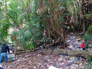 Kacau! 200 Kg Sampah Berserakan Bekas Pengunjung Ritual Suro