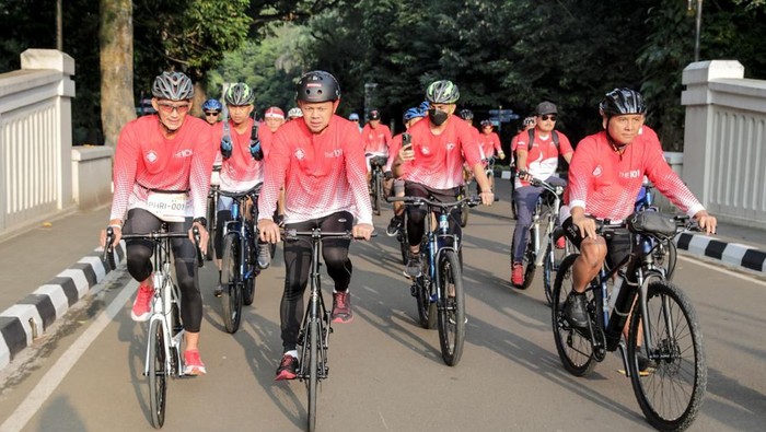 Menparekraf Sandiaga Salahuddin Uno mengikuti PHRI BikeTour bersama Wali Kota Bogor Bima Arya yang berlangsung di Kota Bogor, Sabtu (6/8/2022).