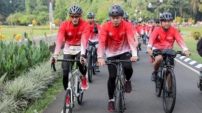 Sandiaga Gowes Bareng Bima Arya di Bogor