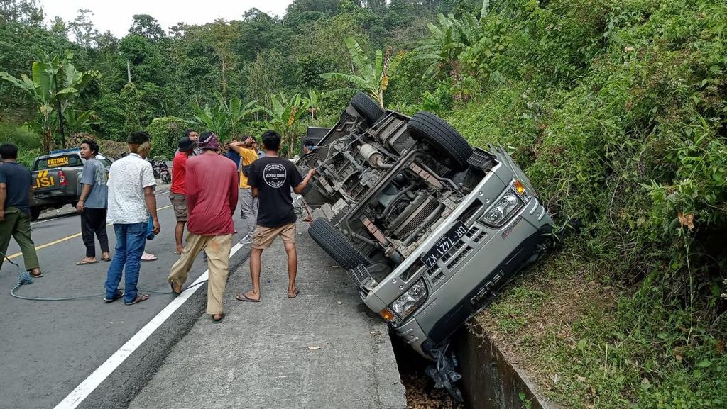 Minibus Terguling di Sembalun Lombok, 7 Orang Luka-luka