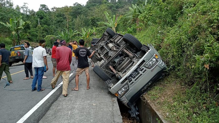 Sebuah minibus terguling di Jalan Raya Pusuk Sajang, Dusun Sajang Lauk, Desa Sajang, Kecamatan Sembalun, Kabupaten Lombok Timur, Minggu (7/8/2022)..