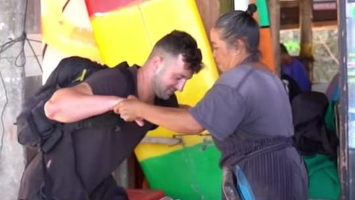 Seorang pedagang di Pantai Pandawa, Bu Oka viral di media sosial. Ia mendapat rezeki Rp 5 juta setelah menolong seorang bule yang mengaku kakinya keseleo.