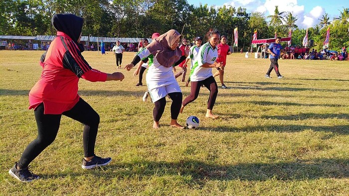Sepak bola goyang ceria meriahkan rangkaian peringatan HUT ke-77 RI di Desa Tegal Badeng Barat, Kecamatan Negara, Jembrana, Minggu (7/8/2022).