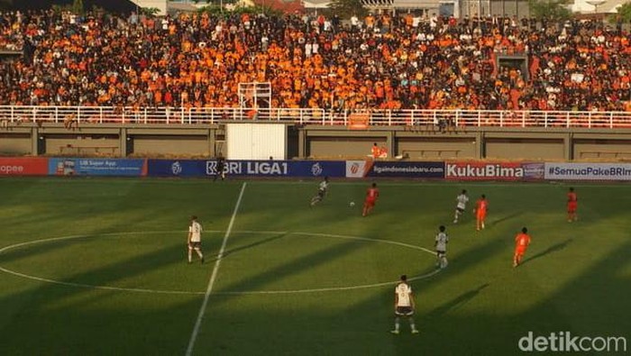 Suasana pertandingan Borneo FC Vs Persib Bandung di Stadion Segiri.