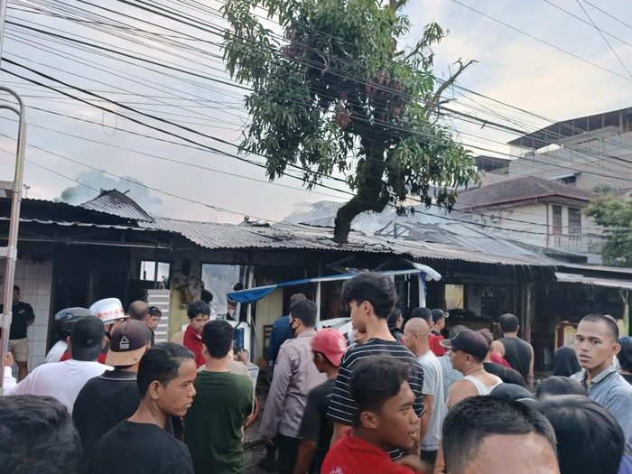 Enam rumah warga terbakar di Jalan Rahmadsyah, Kecamatan Medan Area Kota Medan, Sumatera Utara. Delapan unit mobil pemadam kebakaran dikerahkan, Minggu (7/8/2022) (Goklas Wisely/detikSumut).