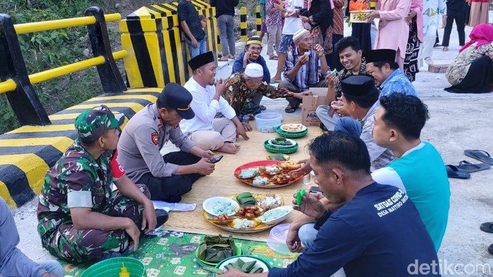 Syukuran atas peresmian pembangunan jembatan di Bone.