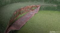 Salah satu bagian rumput sintetis mengalami kerusakan. (Foto: Muhammad Fadhil Raihan)