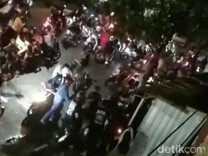 Tawuran rombongan dan pesilat di Malang