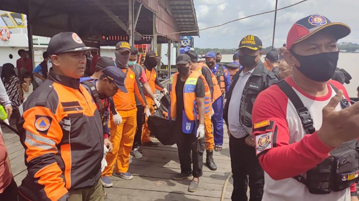 Tim SAR mengevakuasi jasad bocah tenggelam di Sungai Mahakam, Samarinda. Kaltim.