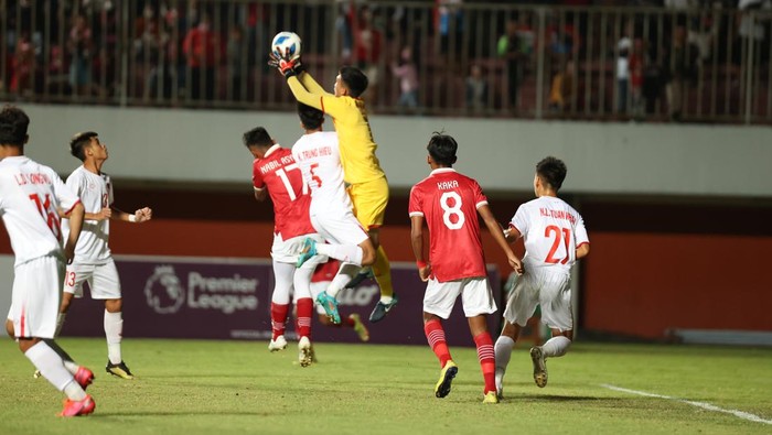 Timnas Indonesia U-16 berhadapan dengan Vietnam dalam laga penyisihan grup Piala AFF U-16 2022 di Stadion Maguwoharjo, Sleman, Yogyakarta, Sabtu (6/8).
