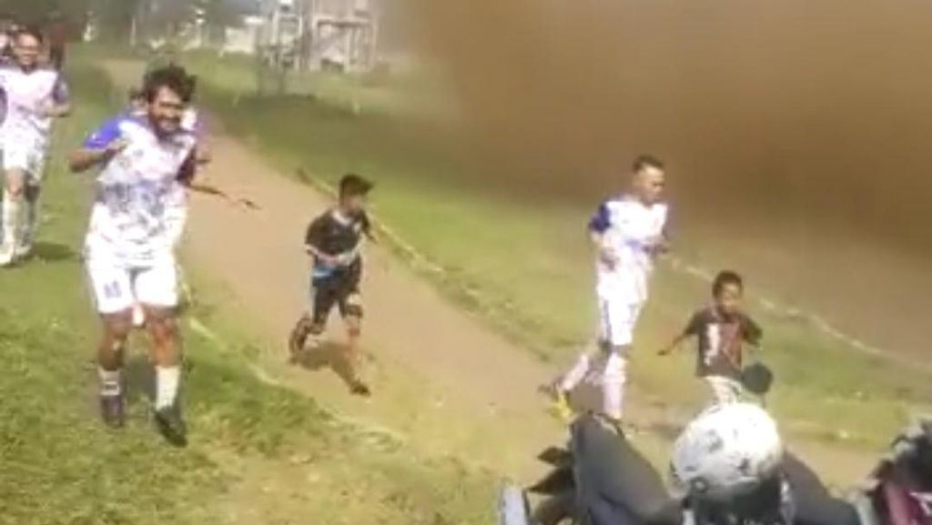 Viral Puting Beliung Terjang Lapangan Sepakbola di Lembang