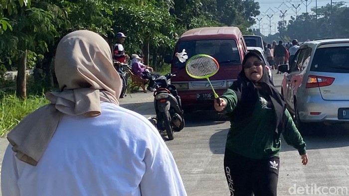 Warga bermain di seputaran Stadion GBLA, Kota Bandung