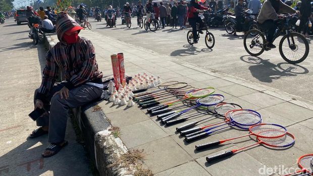 Warga bermain di seputaran Stadion GBLA, Kota Bandung