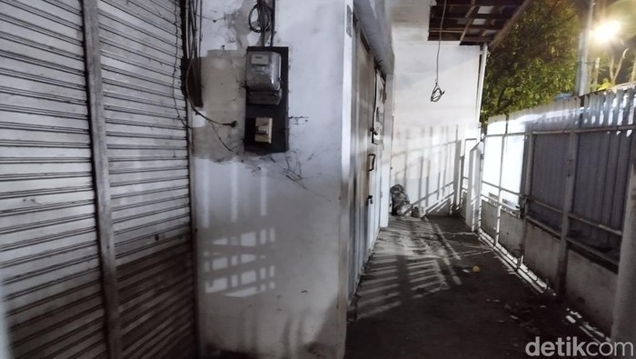 Warga di depan rumah kosong di Surabaya asal jeritan misterius