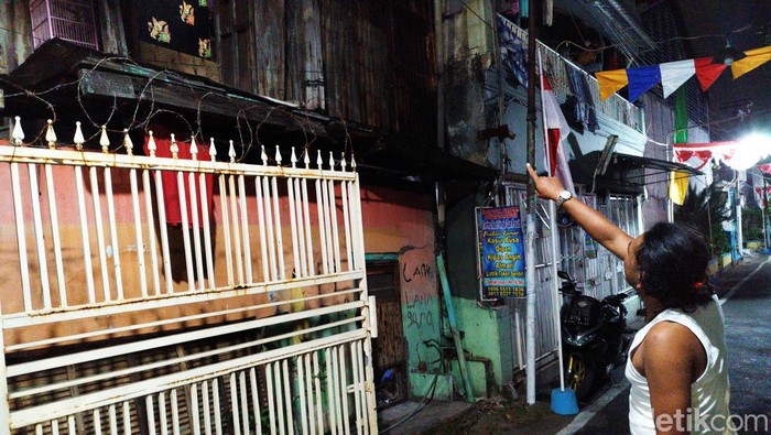 Warga di depan rumah kosong di Surabaya asal jeritan misterius