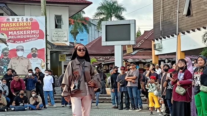 Sejumlah warga Samarinda berlenggok-lenggok meniru gaya Citayam Fashion Week di Jakarta Pusat yang sempat viral.