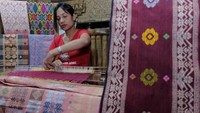 Kerajinan kain tenun khas Jembrana yang diproduksi di tempat tersebut mempertahankan teknik tradisional sebagai upaya pelestarian budaya Bali.