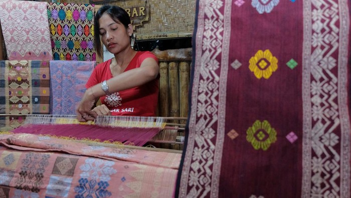 Wow! Kain Tenun Jembrana Bali Diekspor ke Amerika Serikat Perajin Gusti Ayu Putu Windi Astari menyelesaikan pembuatan kain tenun cagcag dengan teknik tradisional di Sanggar Tenun Kembar Sari, Desa Batu Agung, Jembrana, Bali, Sabtu (6/8/2022). Kerajinan kain tenun khas Jembrana yang diproduksi di tempat tersebut mempertahankan teknik tradisional sebagai upaya pelestarian budaya Bali dan produk tenun karyanya pada bulan Juli 2022 diekspor ke Amerika Serikat dengan harga jual Rp100 ribu hingga Rp4 juta per lembar sesuai jenis, motif dan kualitas. ANTARA FOTO/Nyoman Hendra Wibowo/rwa.
