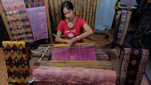 Perajin Gusti Ayu Putu Windi Astari menyelesaikan pembuatan kain tenun cagcag dengan teknik tradisional di Sanggar Tenun Kembar Sari, Desa Batu Agung, Jembrana, Bali, Sabtu (6/8/2022). Kerajinan kain tenun khas Jembrana yang diproduksi di tempat tersebut mempertahankan teknik tradisional sebagai upaya pelestarian budaya Bali dan produk tenun karyanya pada bulan Juli 2022 diekspor ke Amerika Serikat dengan harga jual Rp100 ribu hingga Rp4 juta per lembar sesuai jenis, motif dan kualitas. ANTARA FOTO/Nyoman Hendra Wibowo/rwa.