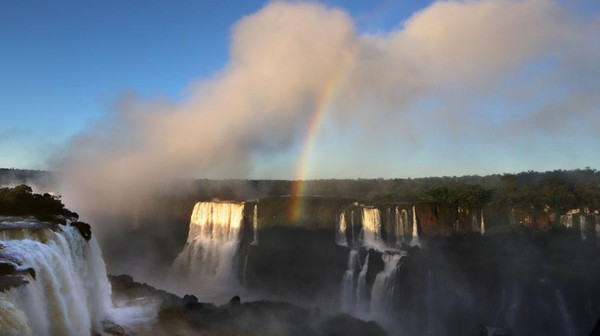 Air Terjun Iguazu memiliki titik tertinggi mencapai 82 meter.