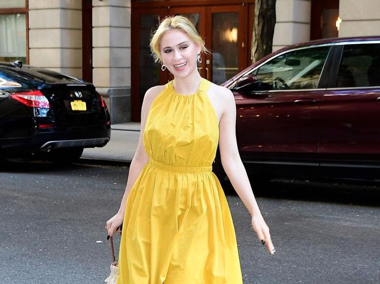 Maria Bakalova Cerah Banget Pakai Baju Kuning!