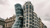 Menurut kabar yang beredar Frank Gehry awalnya memberi nama bangunan ini Fred and Ginger.