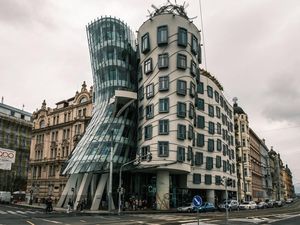 Arsitektur The Dancing House Bikin Takjub, Bangunannya Seperti Menari!