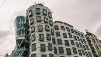 Diambil dari penari terkenal Fred Astaire dan Ginger Rogers. Seiring berjalannya waktu nama rumah itu lebih dikenal dengan sebutan The Dancing House.