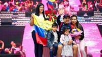 Pebalap Ekuador, Richard Carapaz membawa semua keluarganya ke atas podium kemenangan pada etape ke-21 Giro dItalia, di Verona, Italia, 29 Mei 2022. Richard Carapaz menjadi juara kedua grand tour tersebut. (Tim de Waele/Getty Images)