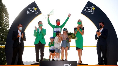 Sederet Cyclist Penyayang Keluarga, Anaknya Diajak Naik ke Podium