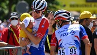 Sentuhan kasih sayang Stefan Küng kepada anaknya, Noe disaksikan istrinya Celine usai etape ke-9 TDF 2022, 10 Juli 2022. (Tim de Waele/Getty Images)