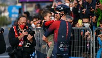 Pebalap Inggris, Luke Rowe menggendong anaknya, Oliver saat balapan Milano-Sanremo, 19 Maret 2022. (Tim de Waele/Getty Images)