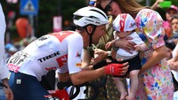 Pebalap Trek-Segafredo, Edward Theuns menghampiri anak kesayangannya, Scott Theuns dan istrinya Lien Crapoen saat presentasi balapan etape 11 Giro d Italia 2022, 18 Mei 2022. (Tim de Waele/Getty Images)