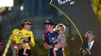 Pemenang Tour de France 2022, Jonas Vingegaard Rasmussen (kiri) membawa putrinya Frida saat selebrasi kemenangan usai etape ke-21 di Prancis, Minggu (24/7/2022). Di sebelahnya, juara ketiga TDF 2022, Geraith Thomas turut menggendong anaknya. Kehadiran buah hati di atas podium merupakan kebanggaan tersendiri. Selain itu, UCI selalu mengkampanyekan cycling for all, semacam tagline bahwa sepeda menyenangkan untuk semua umur dan untuk semua genre sepeda.  (Dario Belingheri/Getty Images)