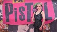 Sebelumnya Maisie Williams tampil dengan gaya funky/punk buat serial Pistol. (Foto: WireImage/Karwai Tang)