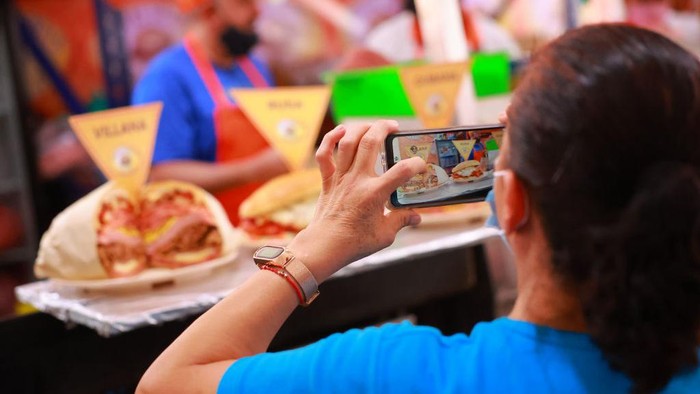 MEXICO CITY, MEXICO - AUGUST 05: A cook carries a traditional Mexican sandwich from the state of Puebla called Cemita during the 17th edition of Mexico's 'Feria de la Torta'  (Mexico's Sandwich Festival) at Alcaldia Venustiano Carranza Esplanade on August 05, 2022 in Mexico City, Mexico. (Photo by Hector Vivas/Getty Images)